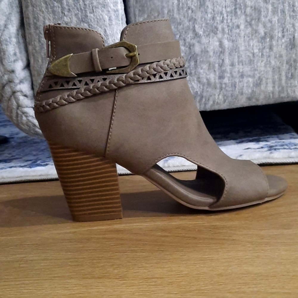 Maurices sz7 bootie